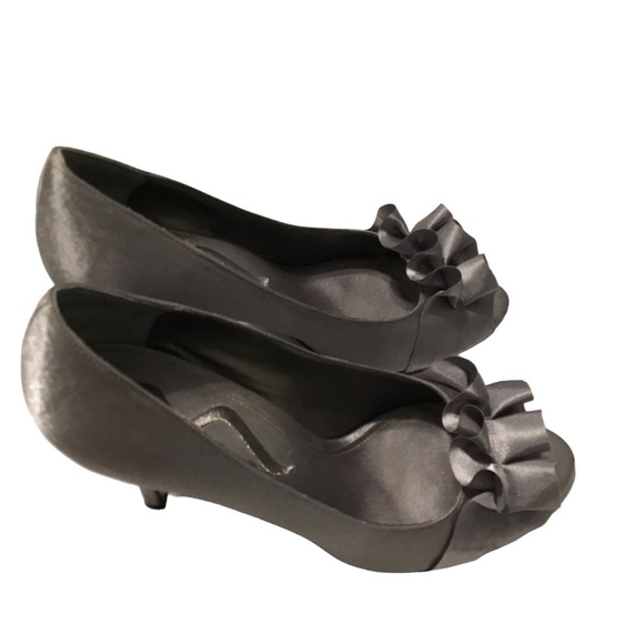 Nina Silver Satin Bow Open Toe Heels Pumps size 8 - Picture 3 of 5